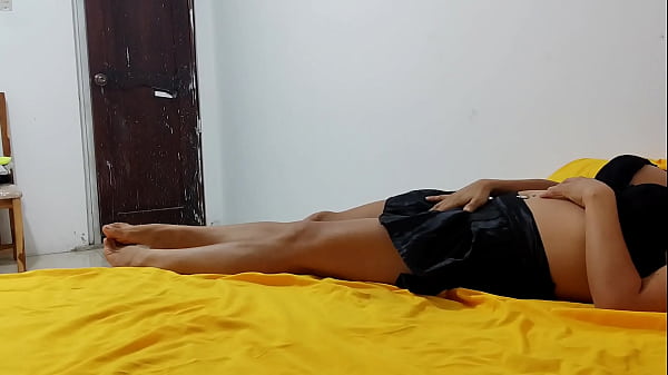 Madrasta pede ao enteado para tocar nela e acabam fodendo duro