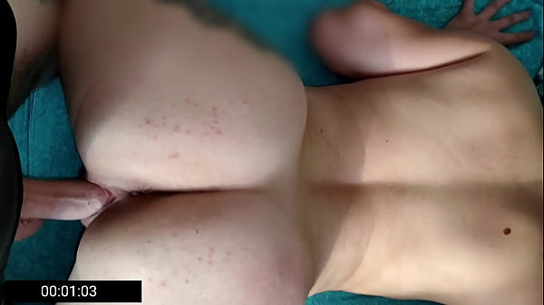 Madrasta pelada com bundão e bucetão carnudo fodida na própria cama