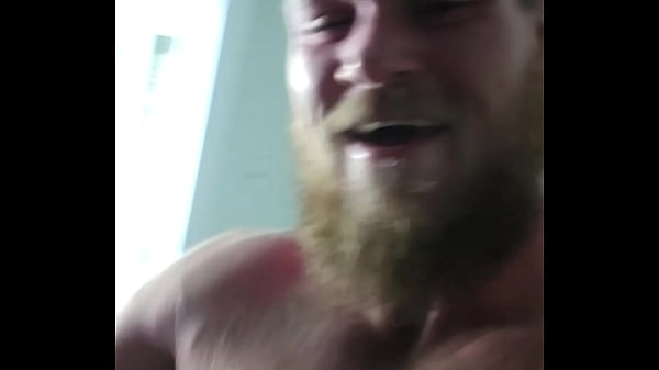 Maridão musculoso e pauzão devora a esposa pequena no vídeo