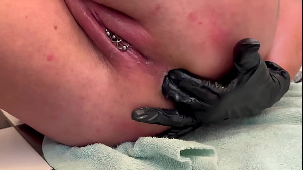 Masturbação anal com gozada interna e xixi no final