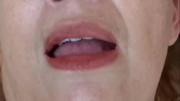 Minha esposa geme de prazer quando recebe gozada nos peitos