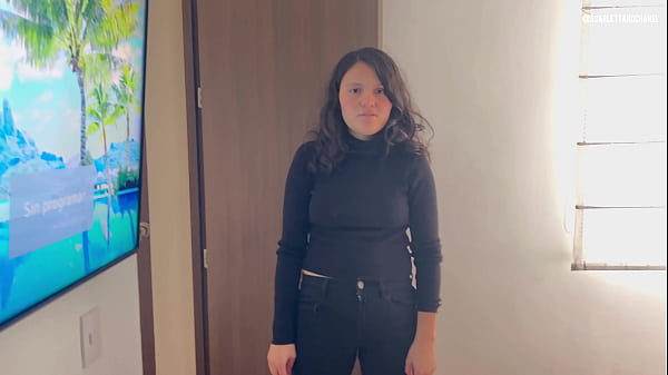 Minha madrasta se masturba enquanto a observo no armário