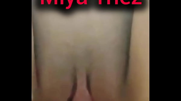 Miya triez mostra sua buceta rosa exposta na internet