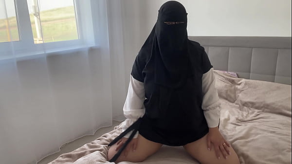 Moça árabe sem calcinha se excita limpando e mostra sua buceta depilada