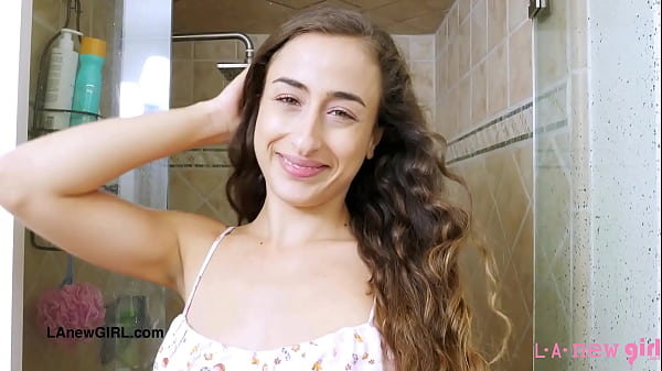 Modelo morena sensual relaxa em banho quente e delicioso