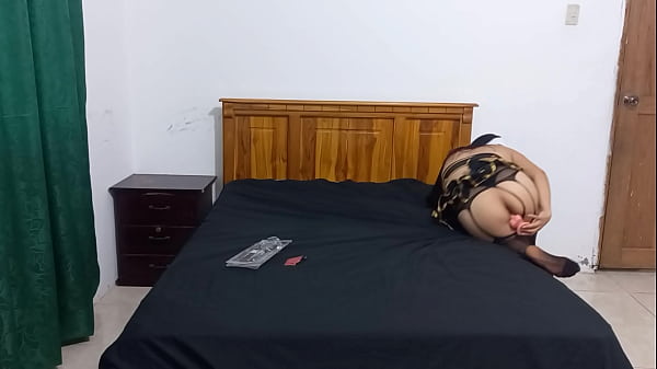 Mulher religiosa madura toca a pele de forma sexy se masturbando