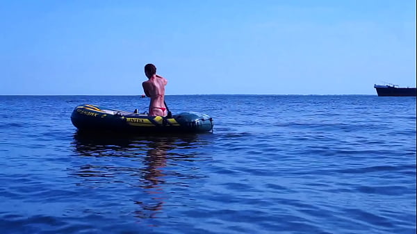 Na água gelada do rio Volga com câmera submersa incrível