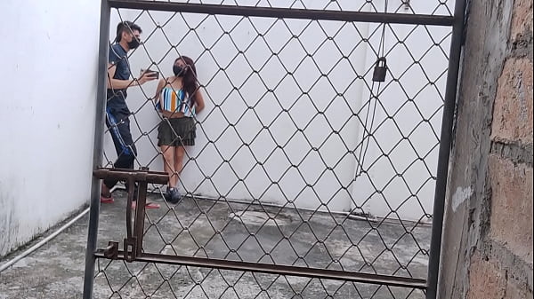 Namorados conversam e ela mostra a bundinha para ele