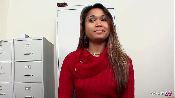 Novinha asiática de peitinhos pequenos leva pau grande do namorado branco traindo