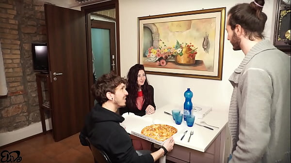 Pedi uma pizza e ganhei dois linguiças no trio safado