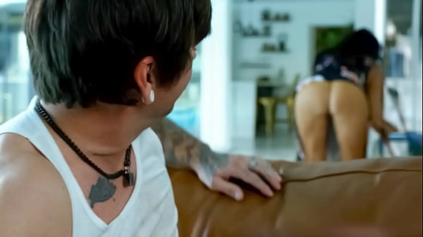 Pego olhando a bunduda da minha madrasta enquanto limpava