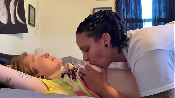 Peitos chupados por lésbica safada e gostosa em cena quente