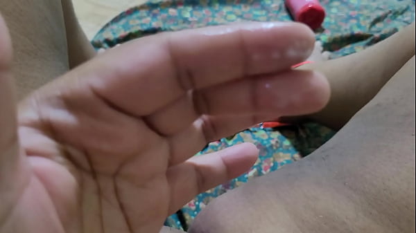Professora envia vídeo se masturbando com sua grande buceta melada