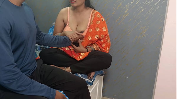 Romance secreto da madrasta com o amigo do filho quando a casa está vazia