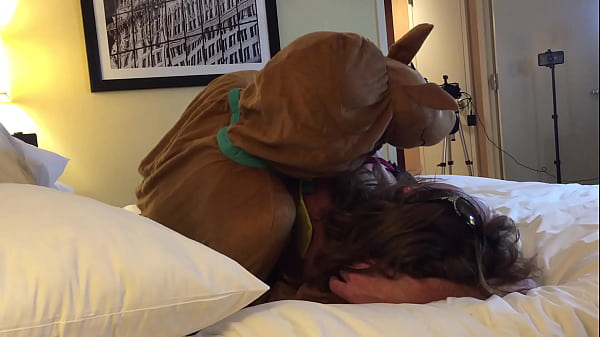 Scooby doo fode travesti bunduda com bumbum grande