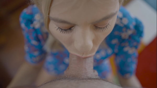 Secretária safada e gostosa chupando pau no trabalho