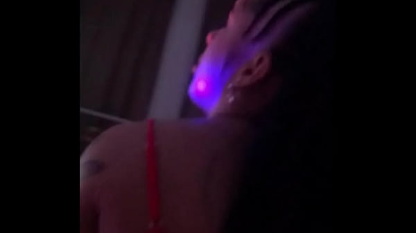 Sexo caseiro delicioso com peitinhos pequenos e gostosos