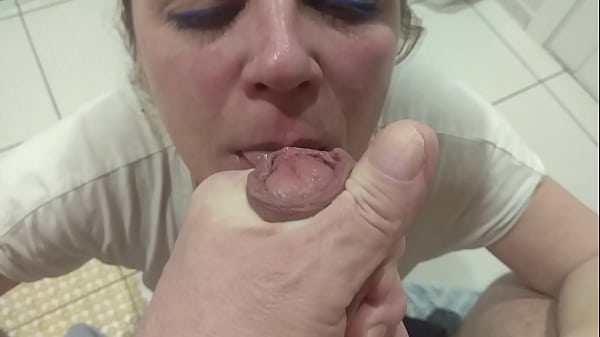 Sexo no banheiro com coroa em close bem íntimo