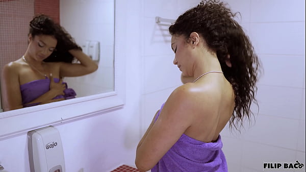 Surpreendo minha esposa no banho e não resisto a comê-la