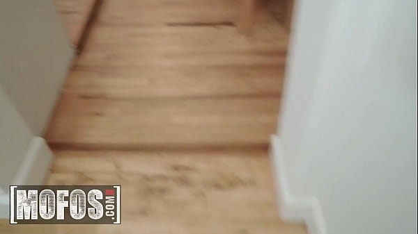 Tyler cheira a calcinha da madrasta mandy flores e ganha recompensa