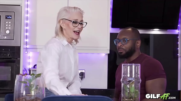 Vovó adora pau grande do negão em cena hardcore inter-racial