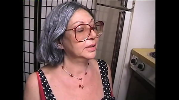 Vovós de peitos grandes se divertem na primeira cena